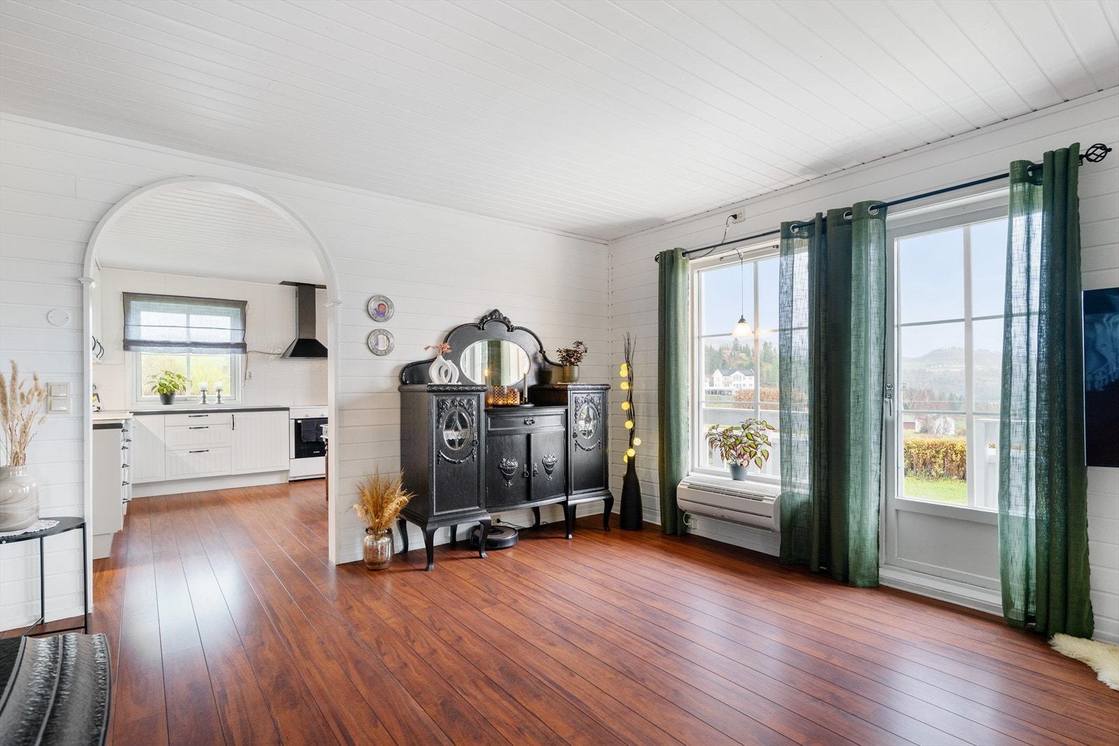 Kjøkkenet ligger delvis adskilt fra stuen, men likevel i naturlig tilknytning. Galleribilde