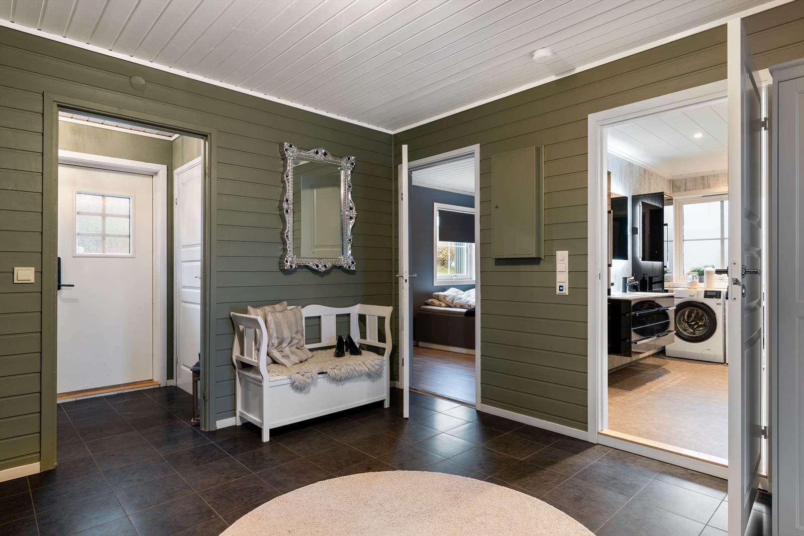 Entreen og gangen er praktisk flislagt og har god plass til oppbevaring av sko og yttertøy. Galleribilde