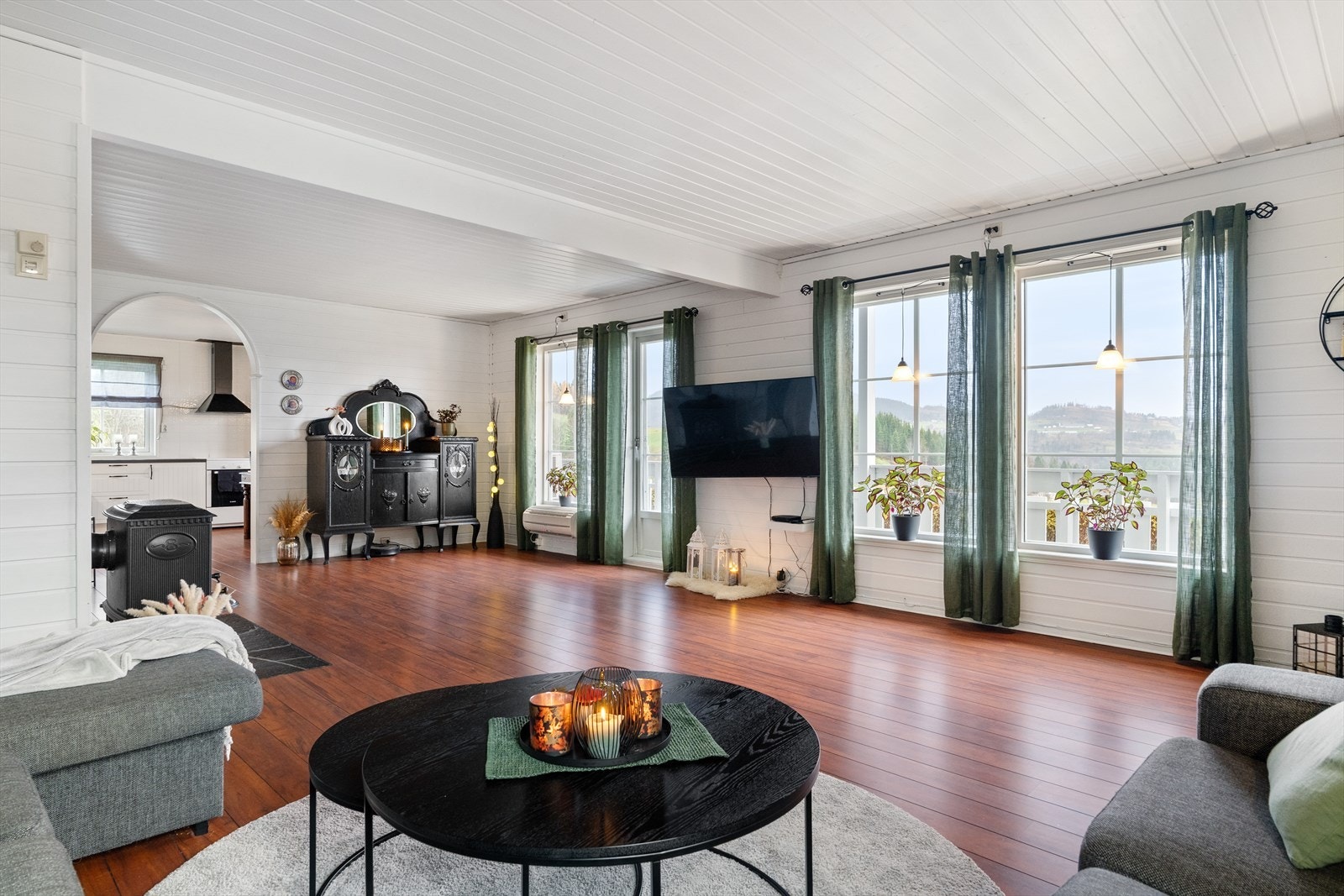 Hovedplanet består av blant annet romslig stueløsning, adskilt kjøkken, to soverom, baderom og eget toalettrom. Galleribilde