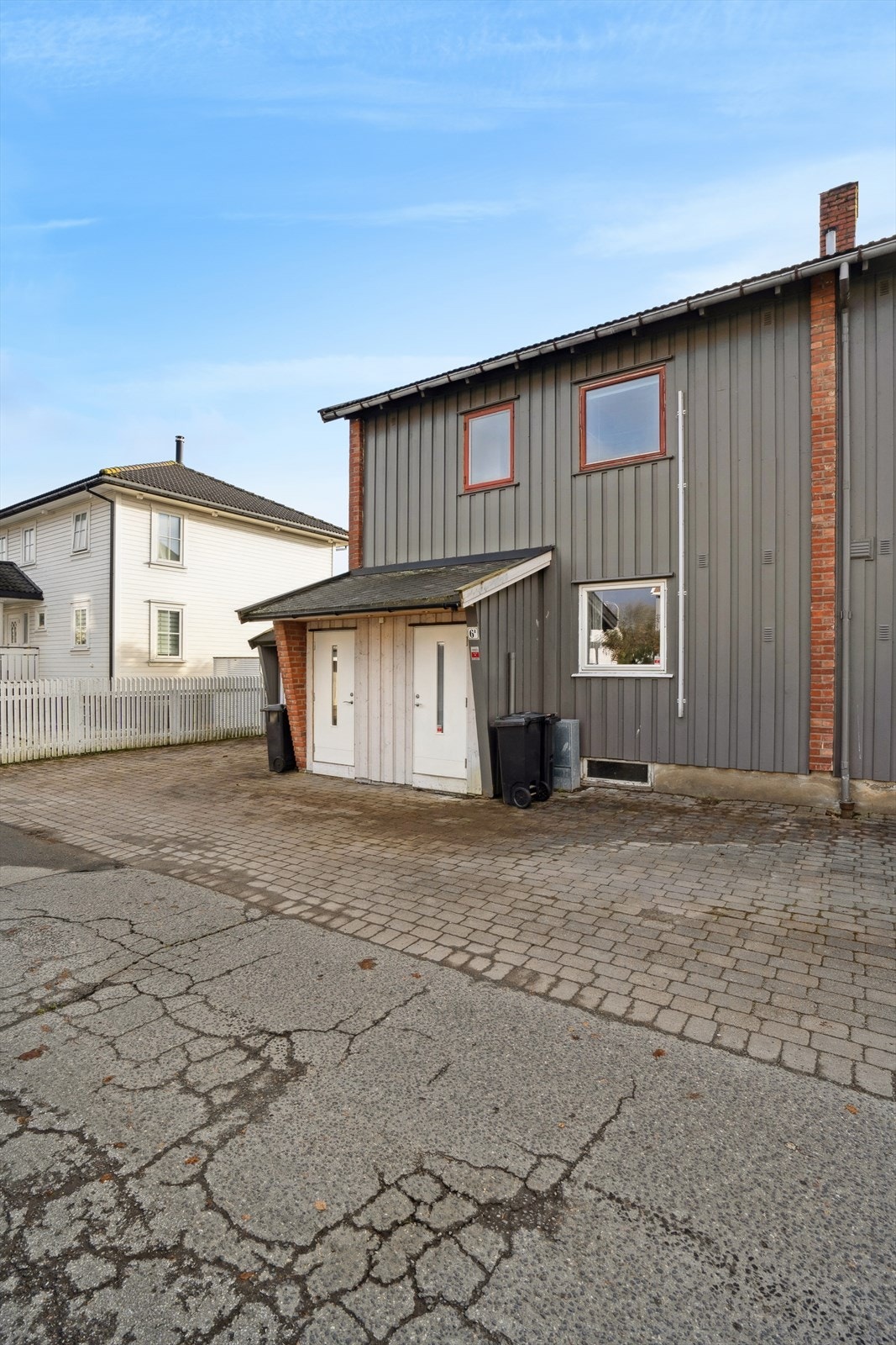 Det er egen inngang til kjeller med god takhøyde Galleribilde