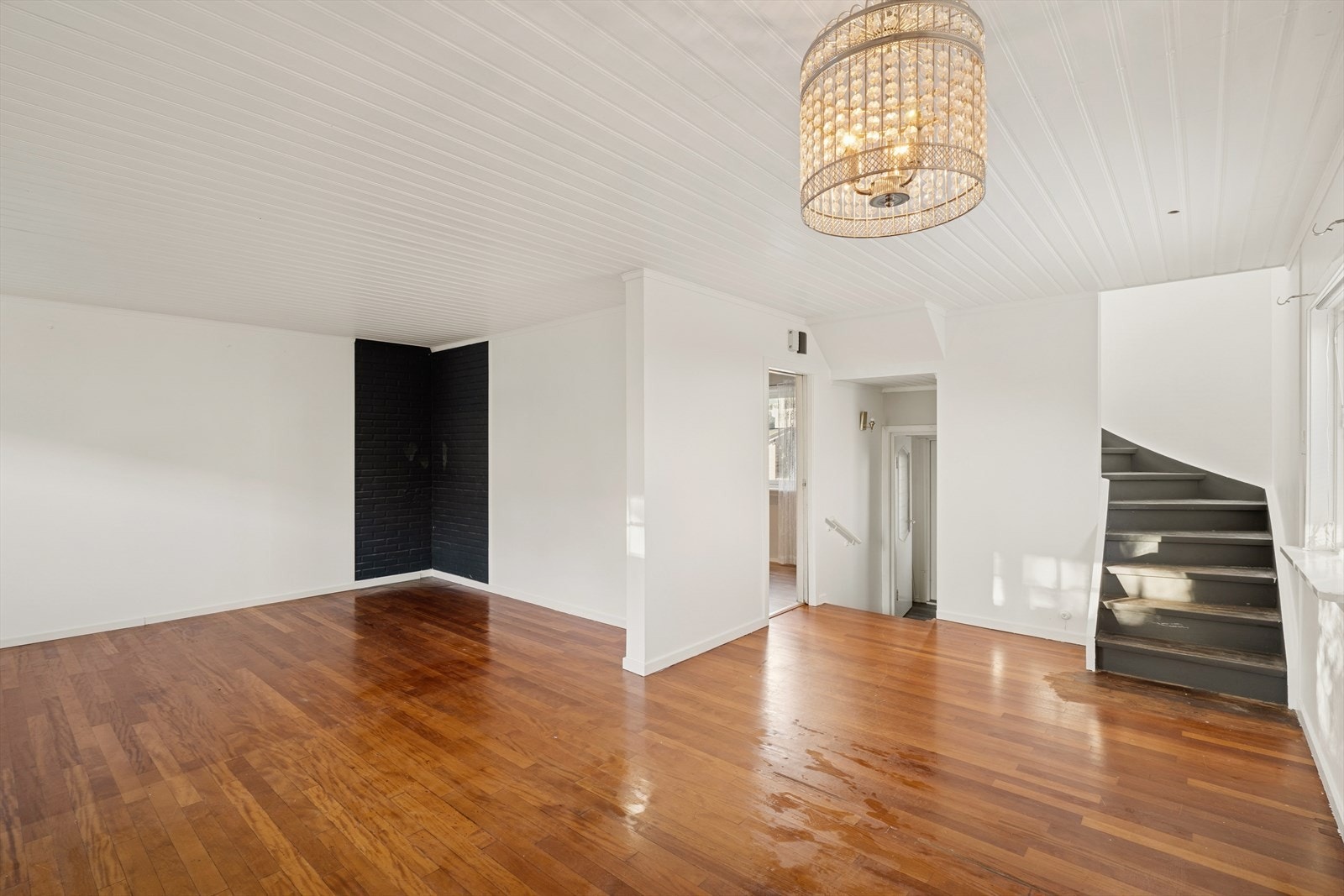 Romslig stue med god plass til spisebord og sofakrok Galleribilde