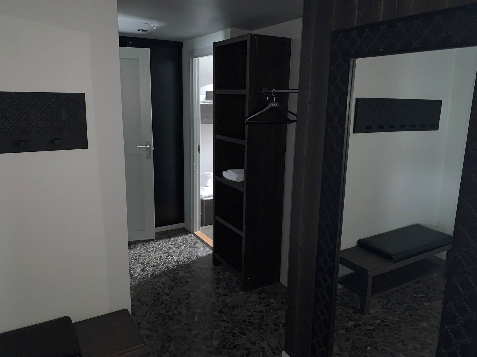 Entre med mye lagringsplass. Vaskemaskin og tørkeskap i skyvedørsgarderoben Galleribilde