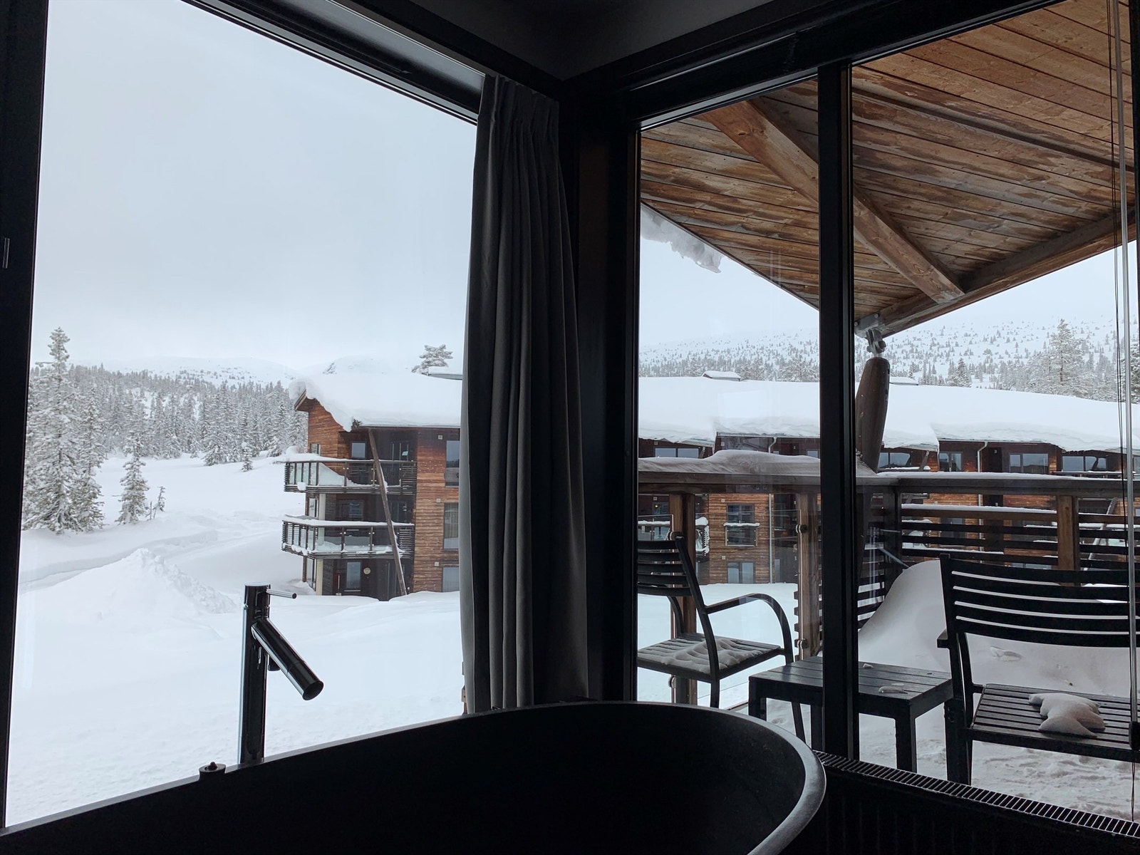 Badekar på hovedsoverom er flott plassert i utsiktsvindu Galleribilde