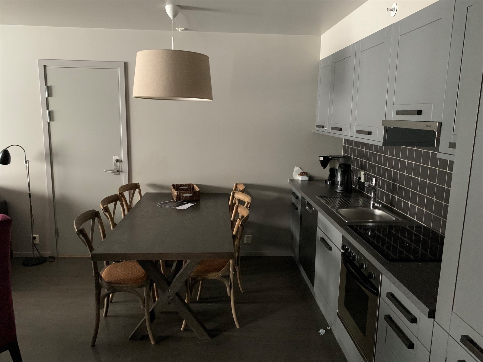 Flott , fullutrustet kjøkken med alt som trengs for et godt og komfortabelt ferieliv . Ett av kjøkkenskapene er låsbart for privat lagring Galleribilde