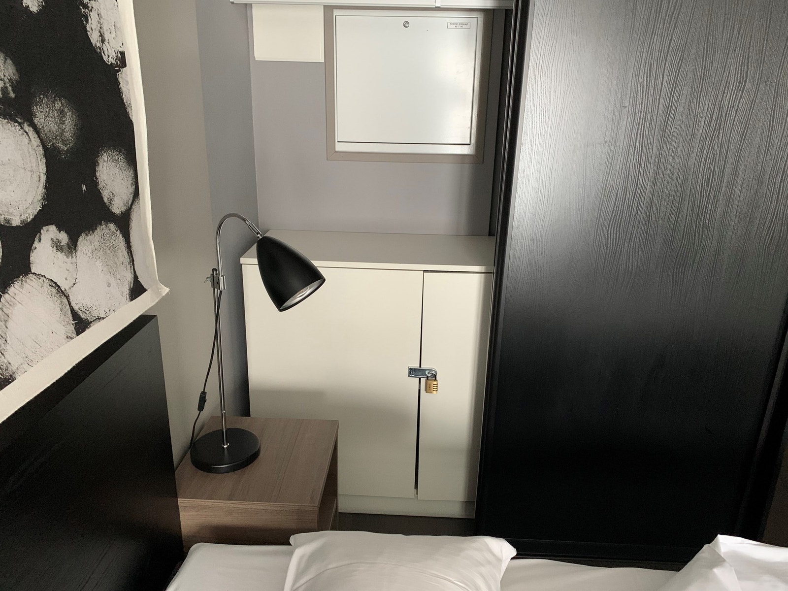 I skyvedørsgarderoben i connectionsrommet, er det et privat, låsbart skap Galleribilde