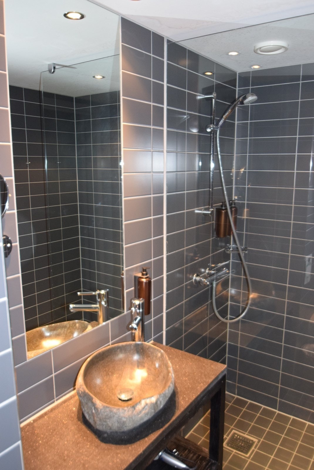 Leiligheten har to lekre bad-wc - ett i hoved--suitedelen og ett i connectionsdelen Galleribilde