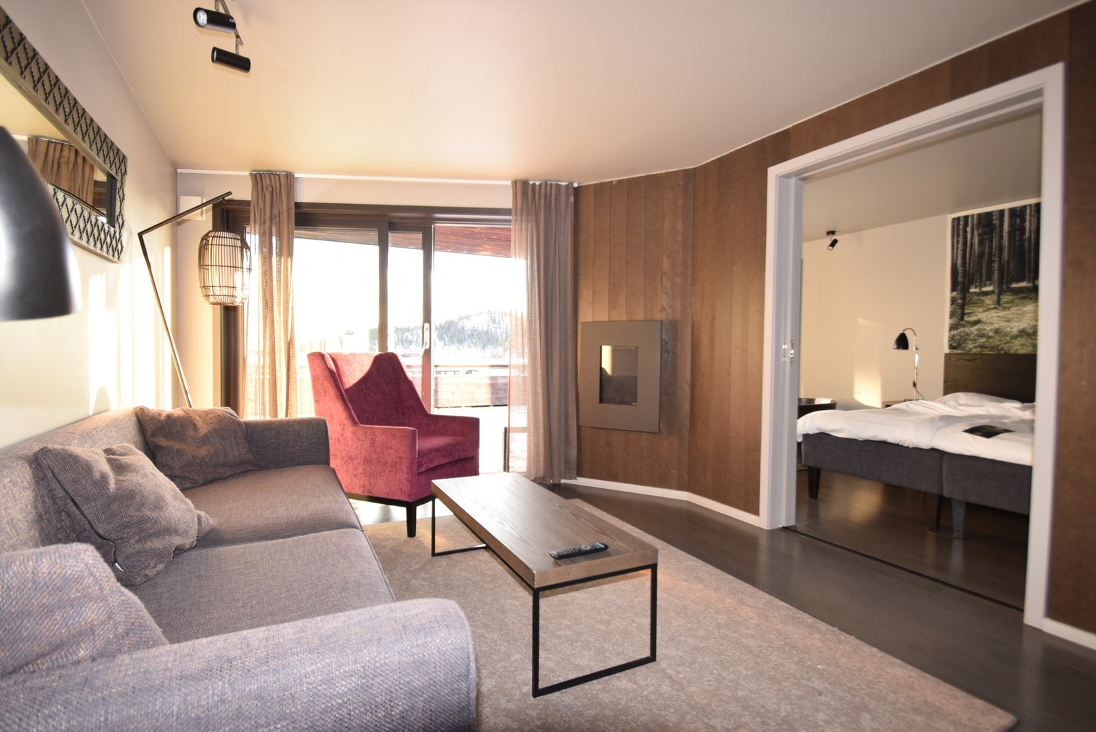 Lys og tiltalende stue med gasspeis og utgang til balkong (bilde er tatt fra en annen, tilsvarende leilighet) Galleribilde