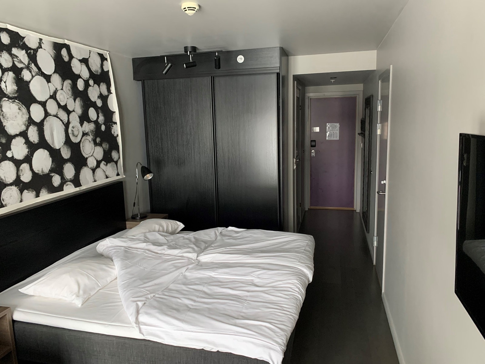 Soverom III-connectionrom fungerer også som separat hotellrom med egen inngang, eget bad, tv og fransk balkong Galleribilde