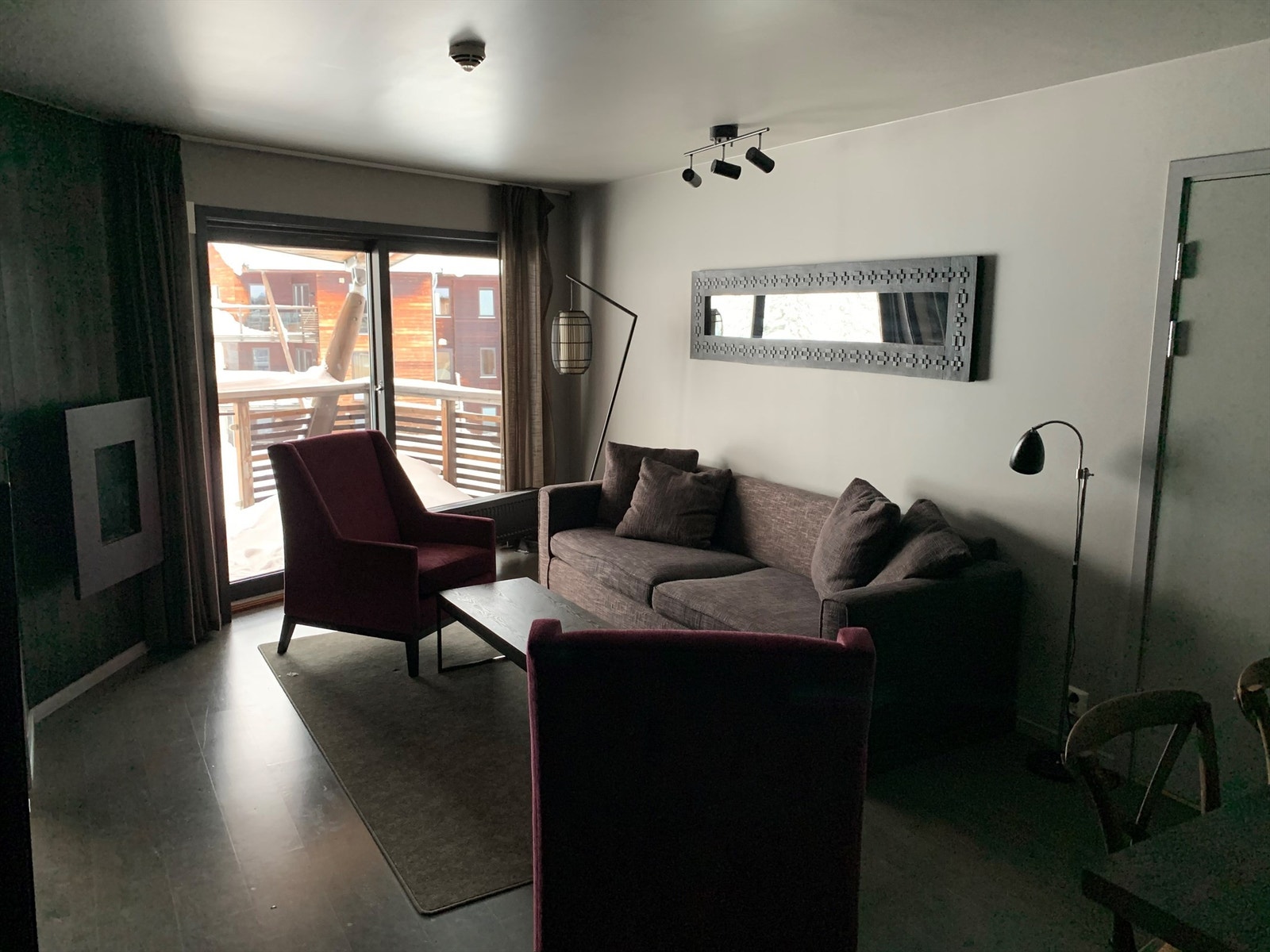 Flott stue med store vindusarealer Galleribilde