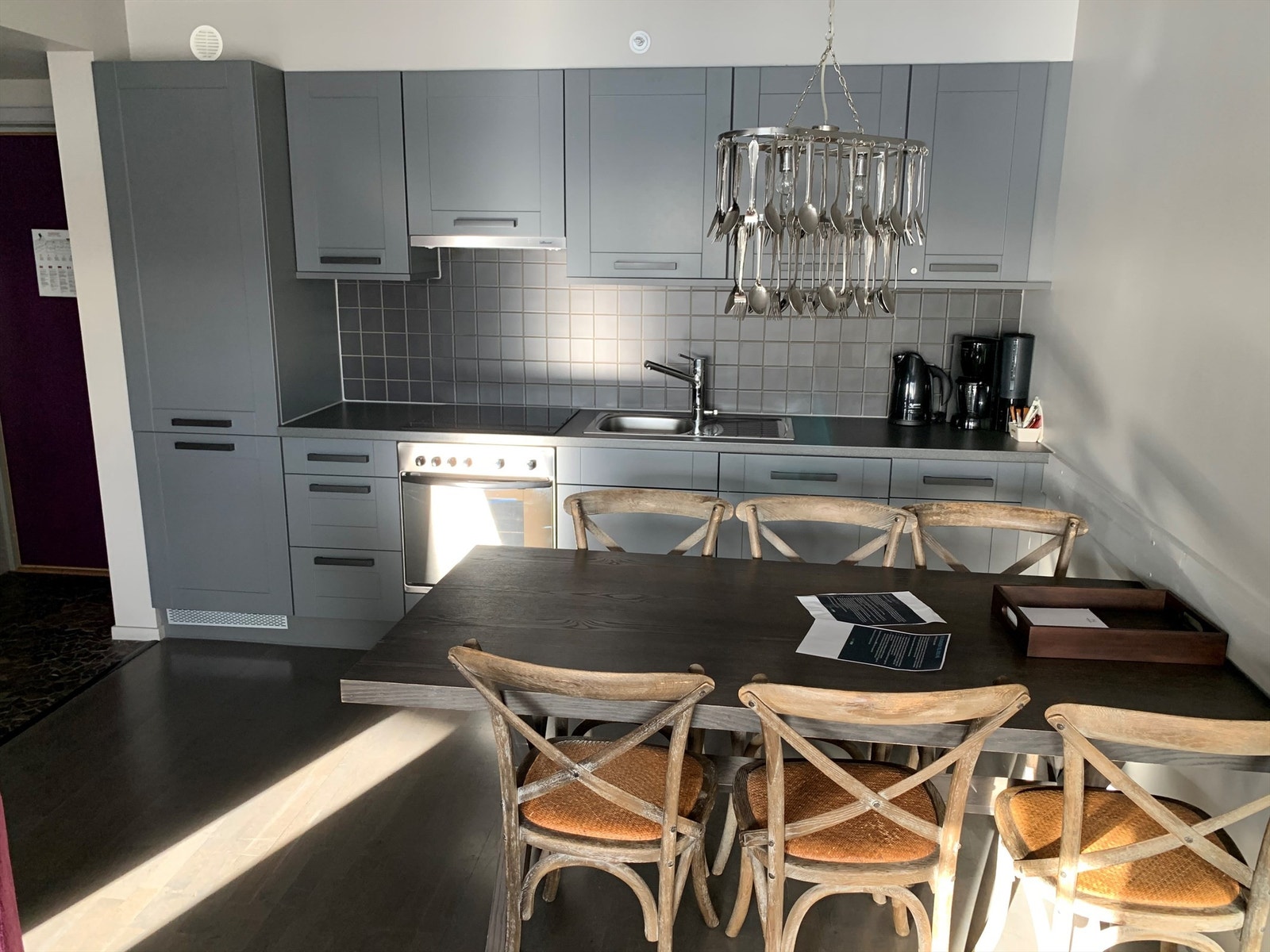 Kjøkken med spiseplass til mange middagsgjester (bilde tatt fra annen leilighet) Galleribilde