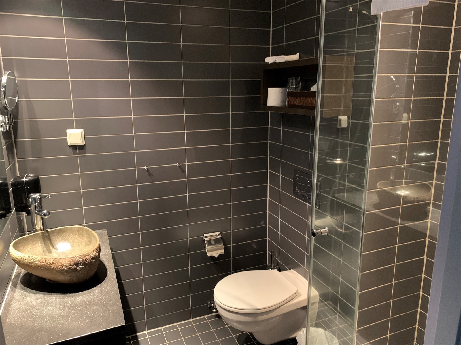 Leiligheten har to lekre bad-wc - ett i hoved--suitedelen og ett i connectionsdelen Galleribilde