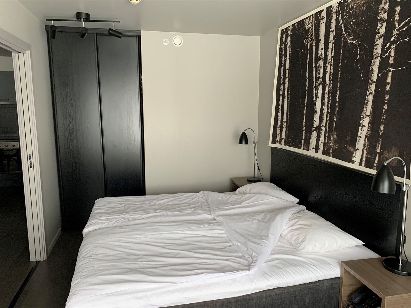 Hovedsoverom med skyvedørsgarderobe Galleribilde