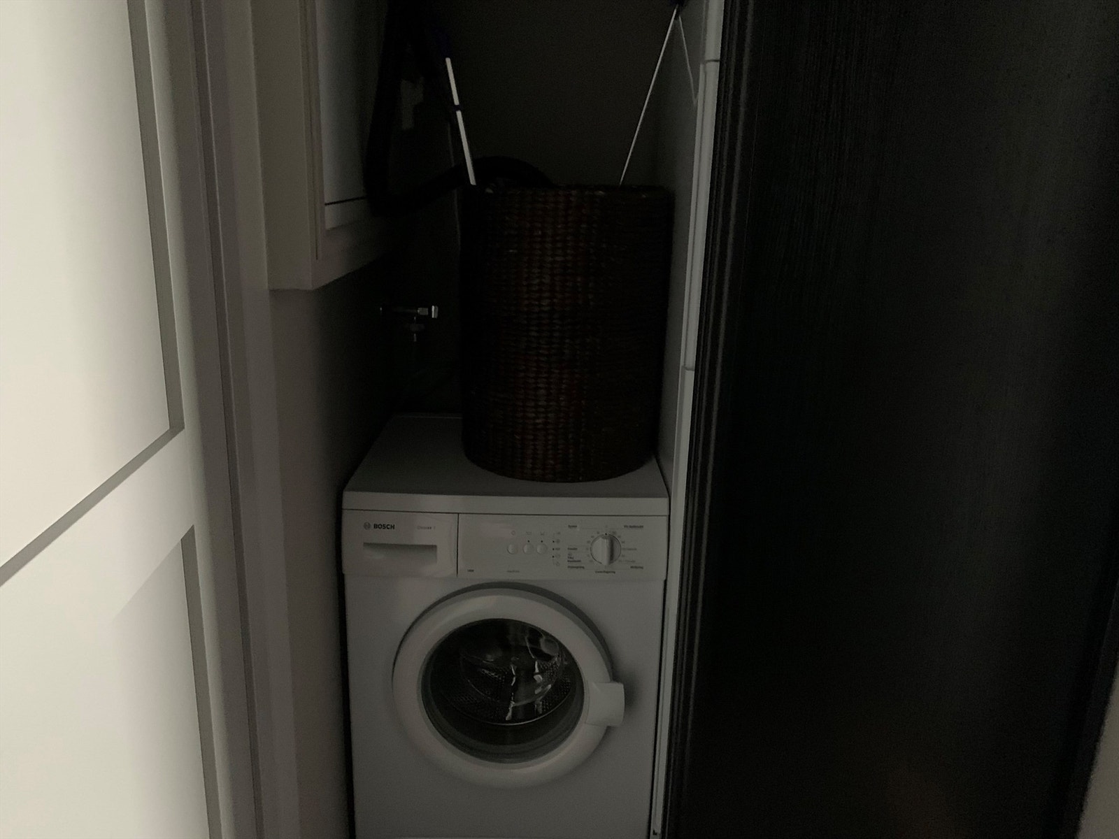Vaskemaskin og tørkeskap befinner seg i skyvedørsgarderobe i entreen Galleribilde