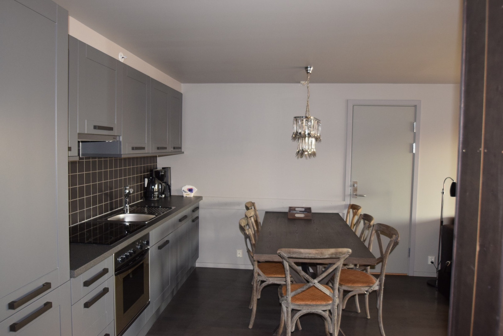 Lekkert kjøkken med integrerte hvitevarer. Spiseplass mot stue (bilde tatt fra annen leilighet) Galleribilde