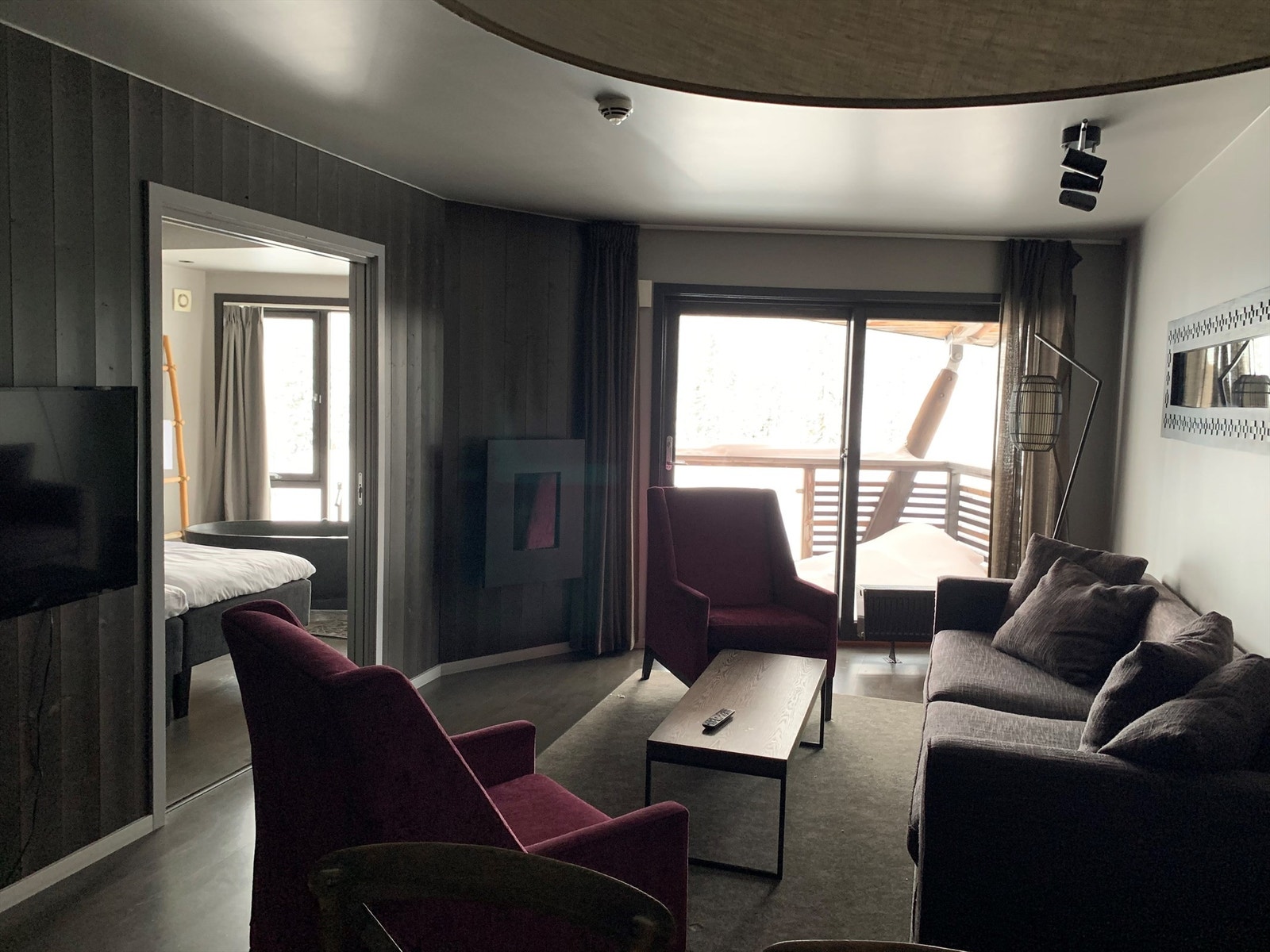 Lys og tiltalende stue med gasspeis og utgang til balkong Galleribilde