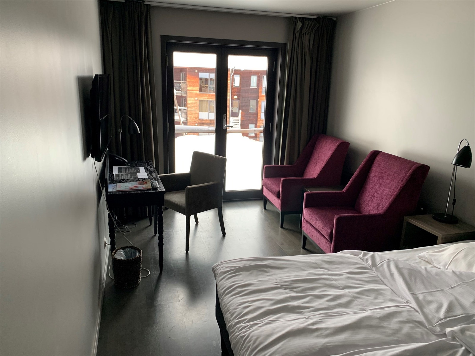 Soverom III-connectionrom fungerer også som separat hotellrom med egen inngang, eget bad, tv og fransk balkong Galleribilde