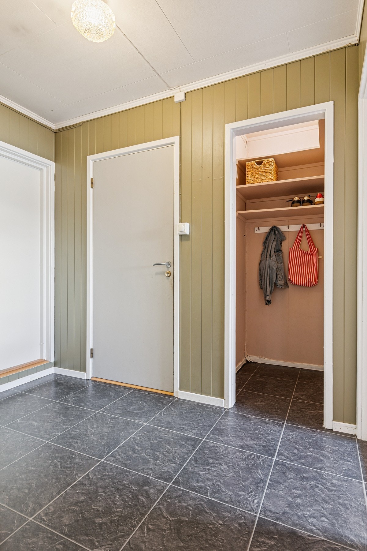 Det er garderobe/bod i entré. Galleribilde