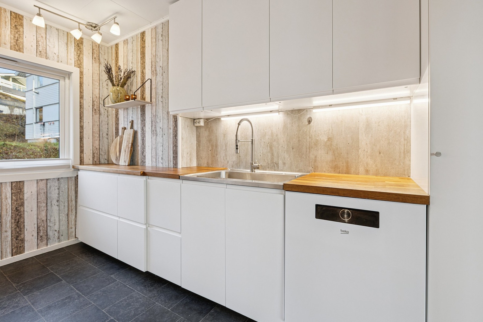 Moderne kjøkken med lekre overflater. Galleribilde