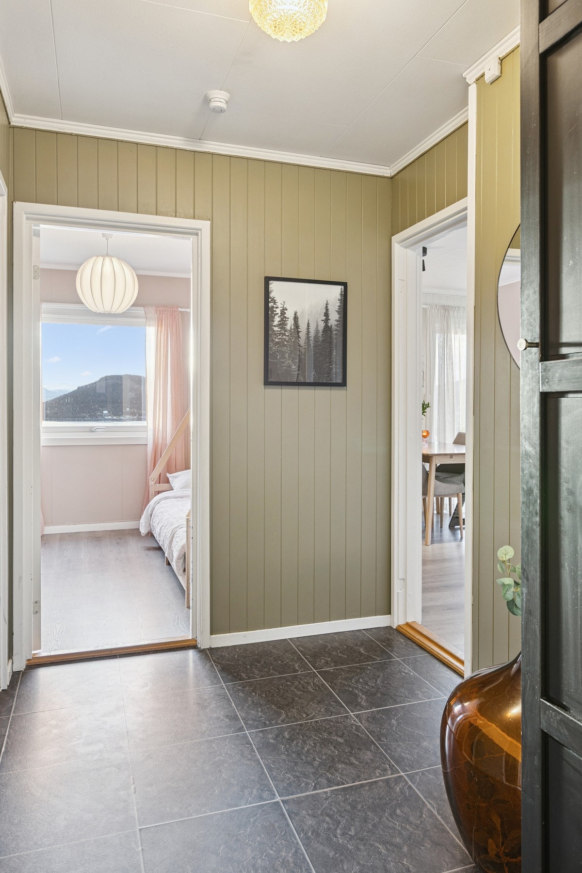 Entré som åpner til stue, bad og soverom. Galleribilde