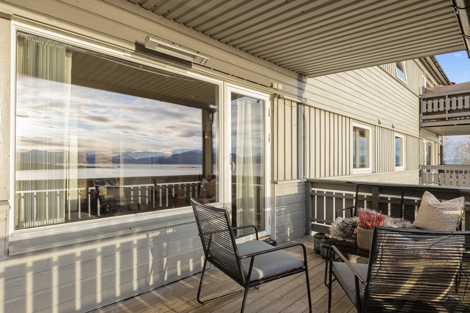 Luftig og fint med utsikt og takoverbygd balkong for både sommer og vinter. Galleribilde