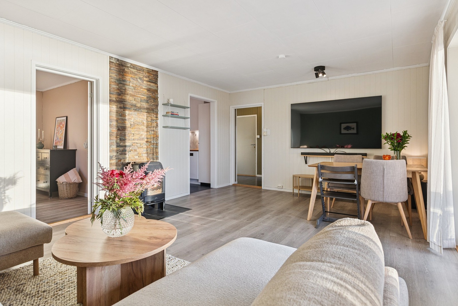 Lekker stue med vedfyring og balkong. Galleribilde