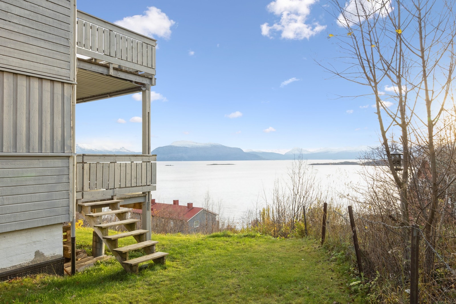 Her er balkong og egen trapp til sameiets hage-/uteområde. Galleribilde