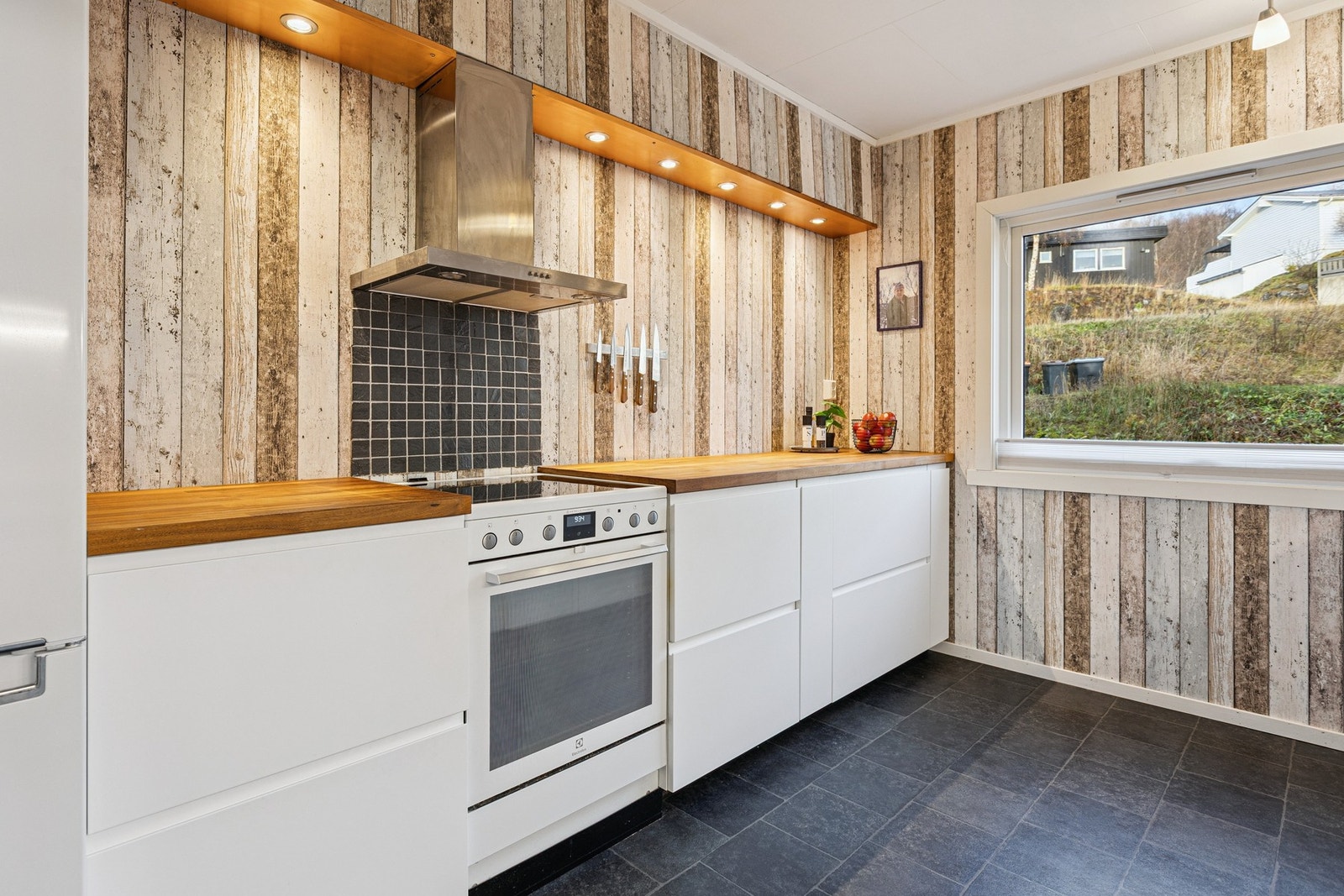 Kjøkkenet er av nyere dato med tidløs utførelse. Galleribilde