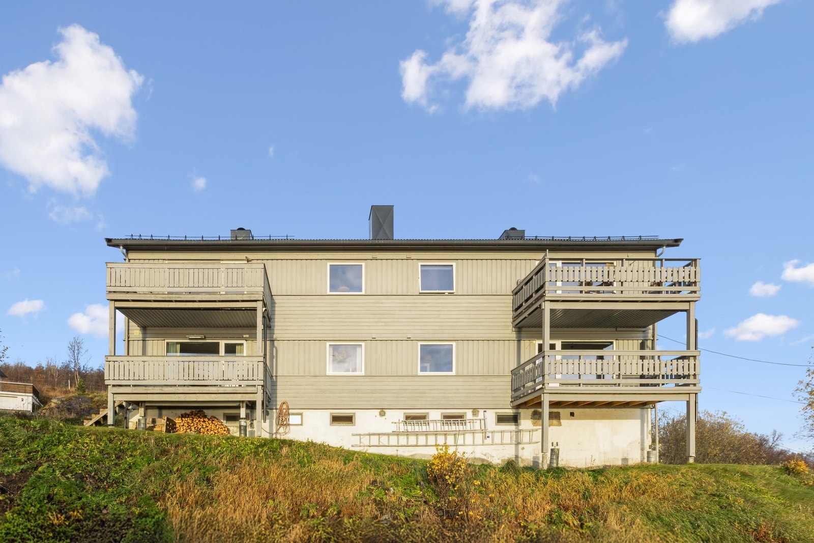 Leiligheten ligger i første etasje mot sør(nederst til venstre i bildet), noe som gir gode sol- og utsiktsforhold- Galleribilde