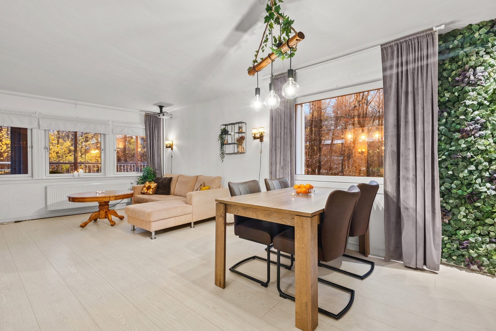 Leiligheten har en romslig stue der det er fint plass til både sofagruppe og spisestue. Galleribilde