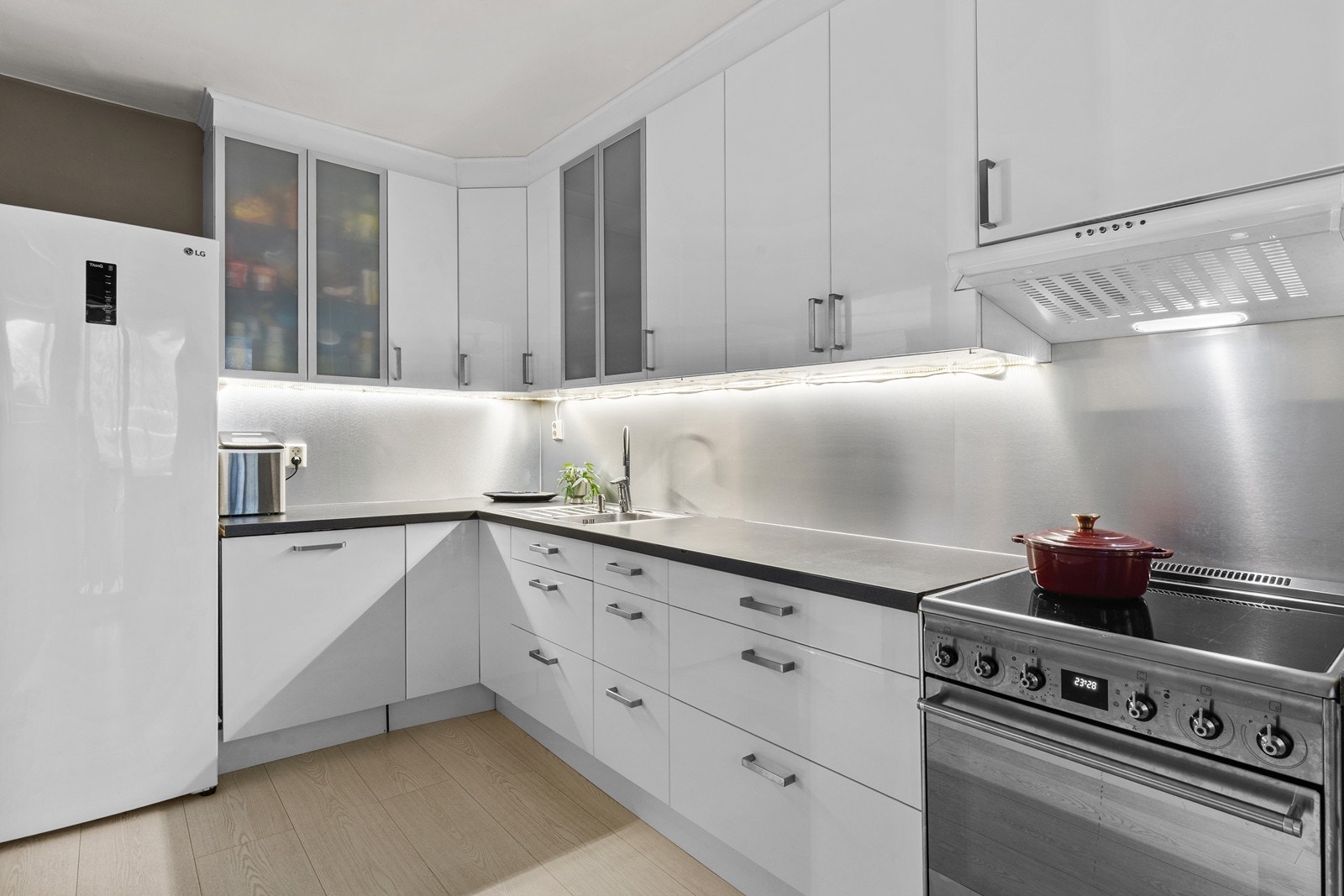 Flott kjøkkeninnredning med masse skapplass. Galleribilde