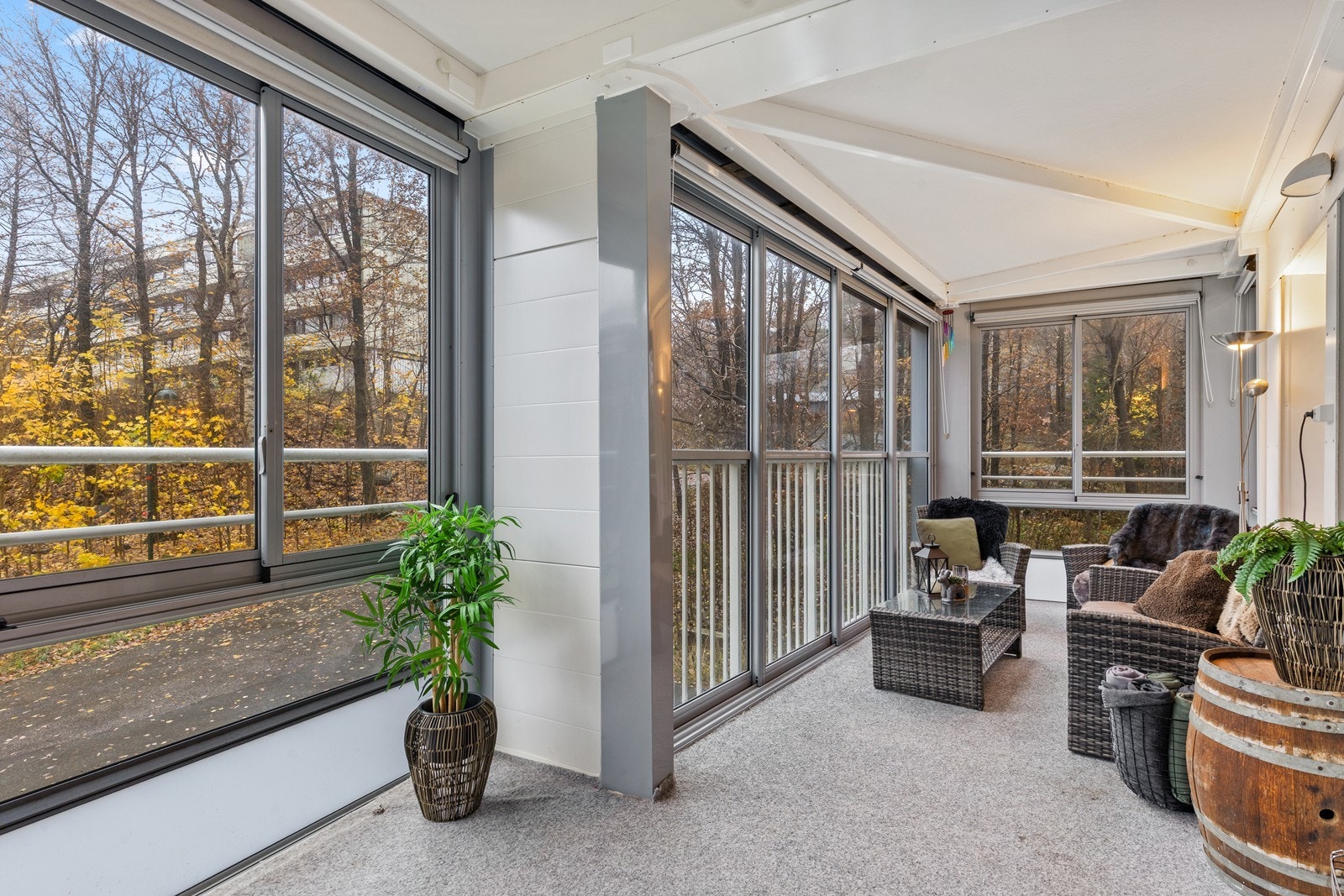 Stor og fantastisk, innglasset balkong på hele 18 kvm. Her kan man sitte i le av vær og vind, men også åpne opp om man ønsker det. Galleribilde