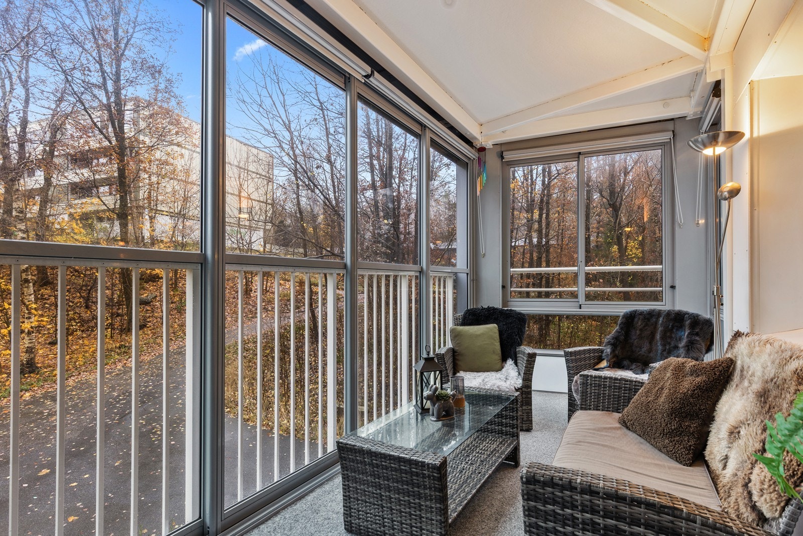 På innglasset balkong er det fin plass til utemøbler! Galleribilde