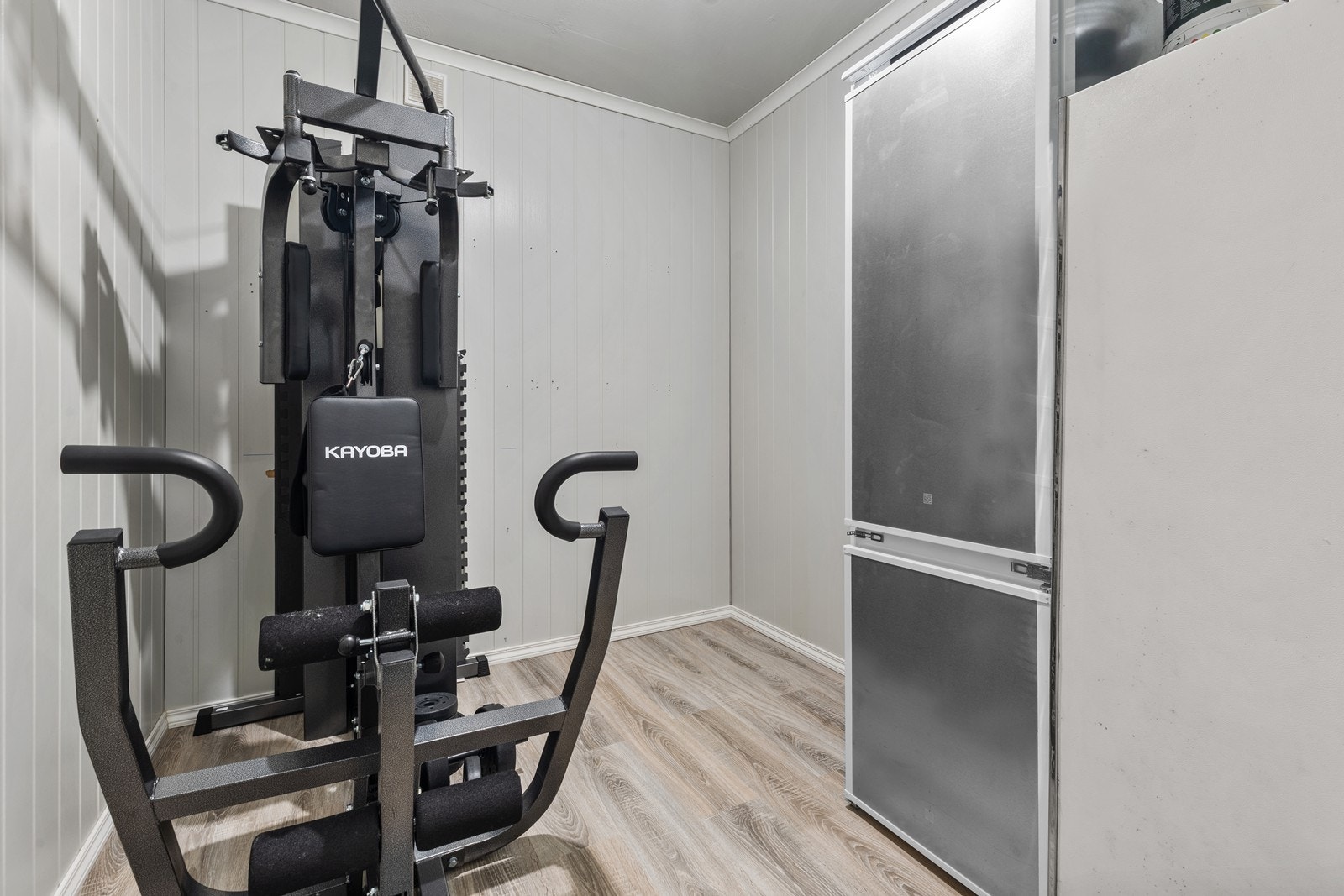 Leiligheten har en praktisk innvendig bod med dør fra vindfang. Godt med plass for lagring, eller for trening som nåværende eier har brukt rommet til. Galleribilde