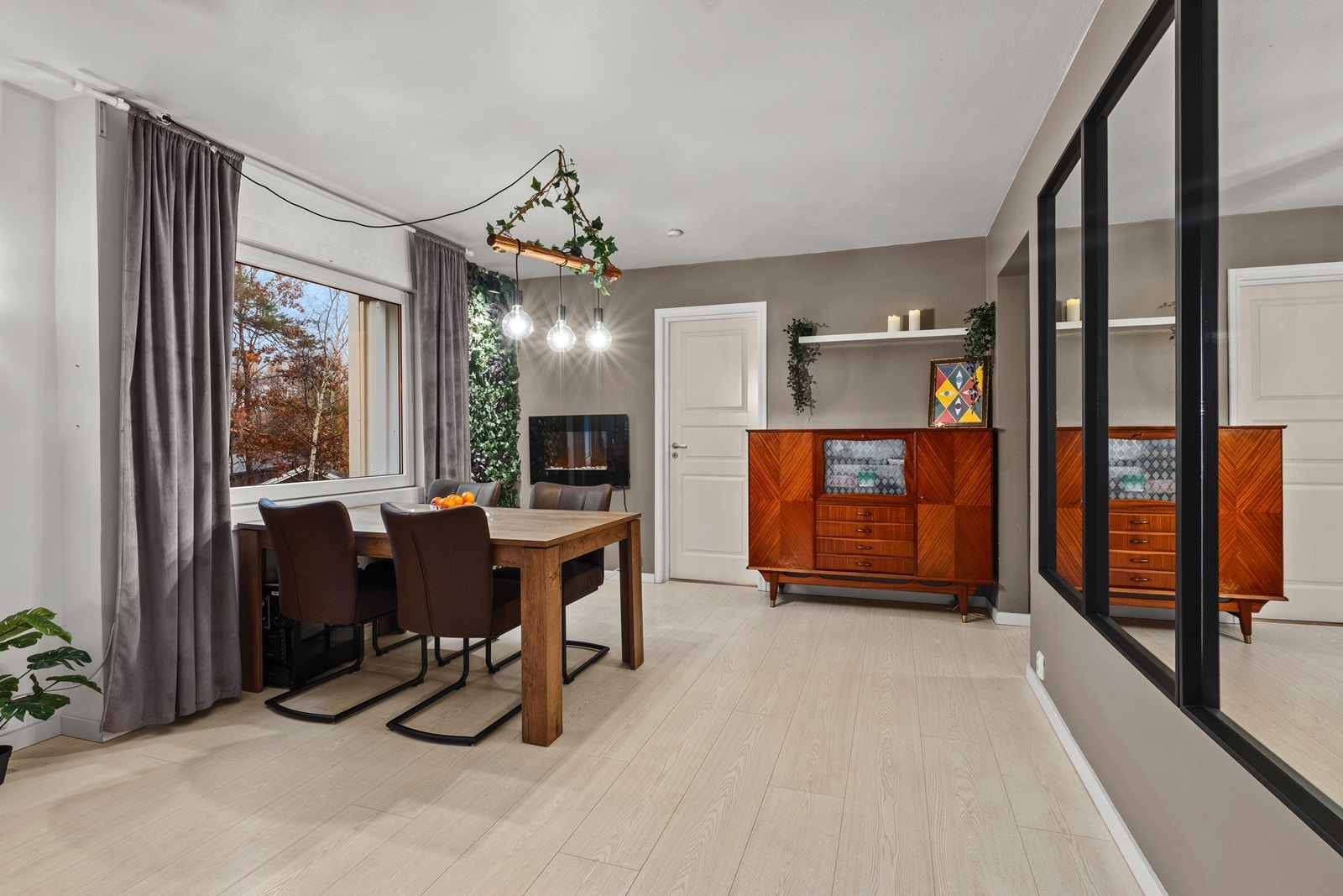 Her fra stuen, der man ser dør til det minste av soverommene i bakkant. Bra med plass til spisestuemøblement! Galleribilde