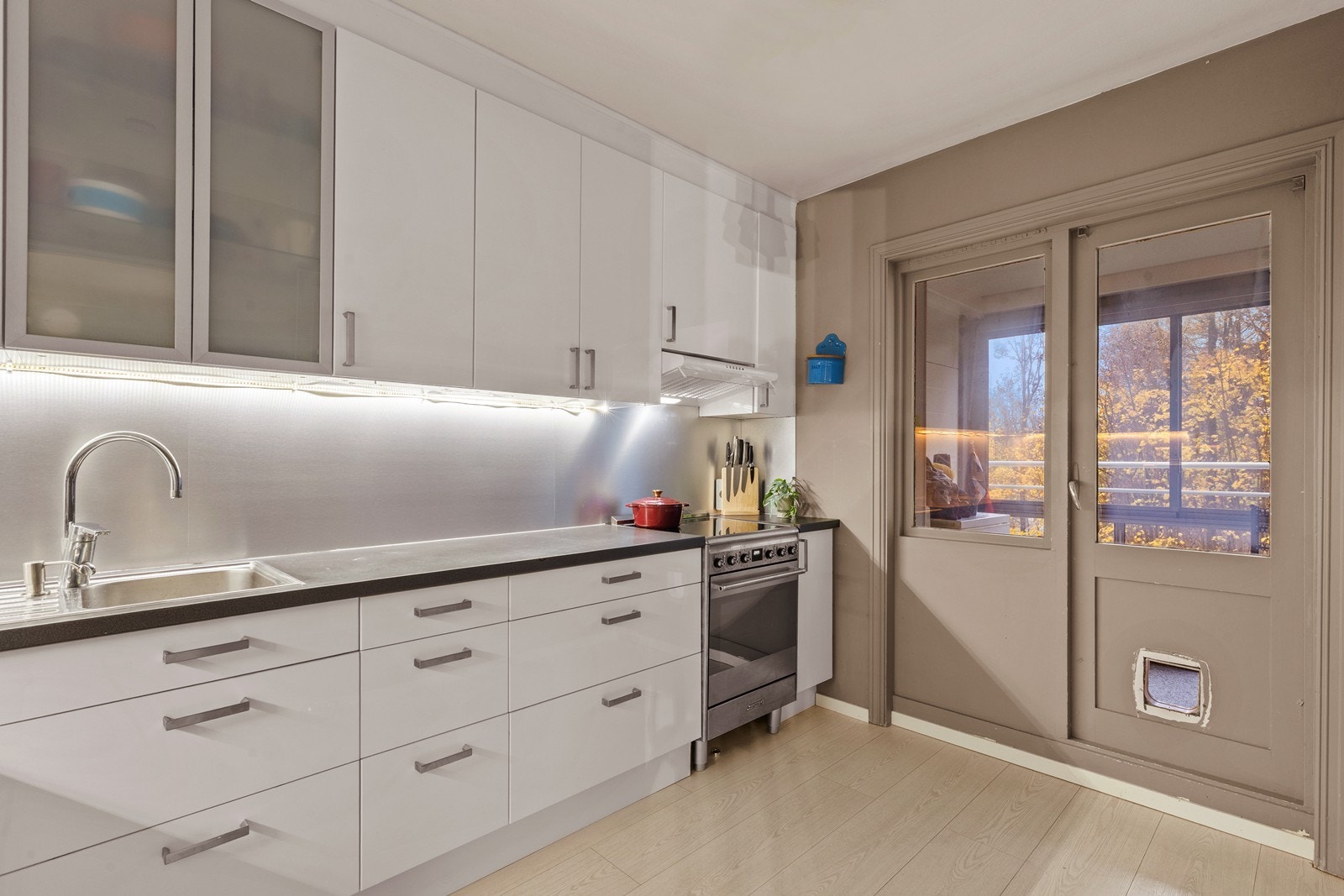 Her fra kjøkkenet, som har utgang til stor, innglasset balkong. Galleribilde