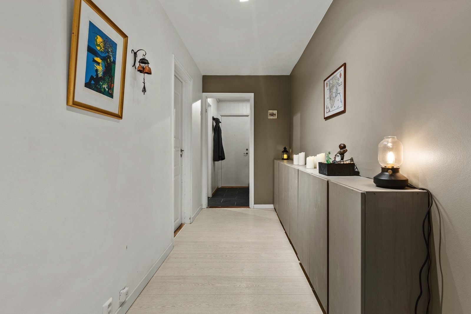 Leiligheten har en romslig og fin gang der det er godt med plass for oppbevaringsmøbler. Galleribilde