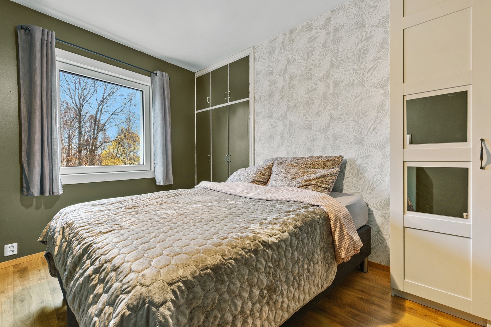 Romslig og greit soverom med både integrerte garderobeskap og plass til frittstående. Galleribilde