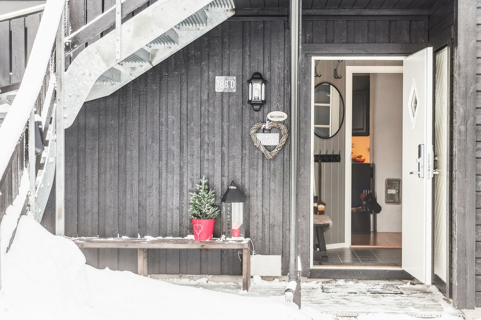 Inngangen er delvis overbygget og har en praktisk utvendig sportsbod ved siden av, for oppbevaring av ski og annet utstyr. Galleribilde