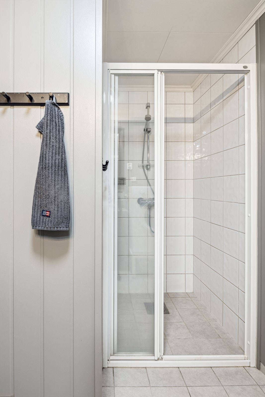 Dusjnisjen på badet har skyvedør i glass og er beliggende ved siden av badstuen. Galleribilde