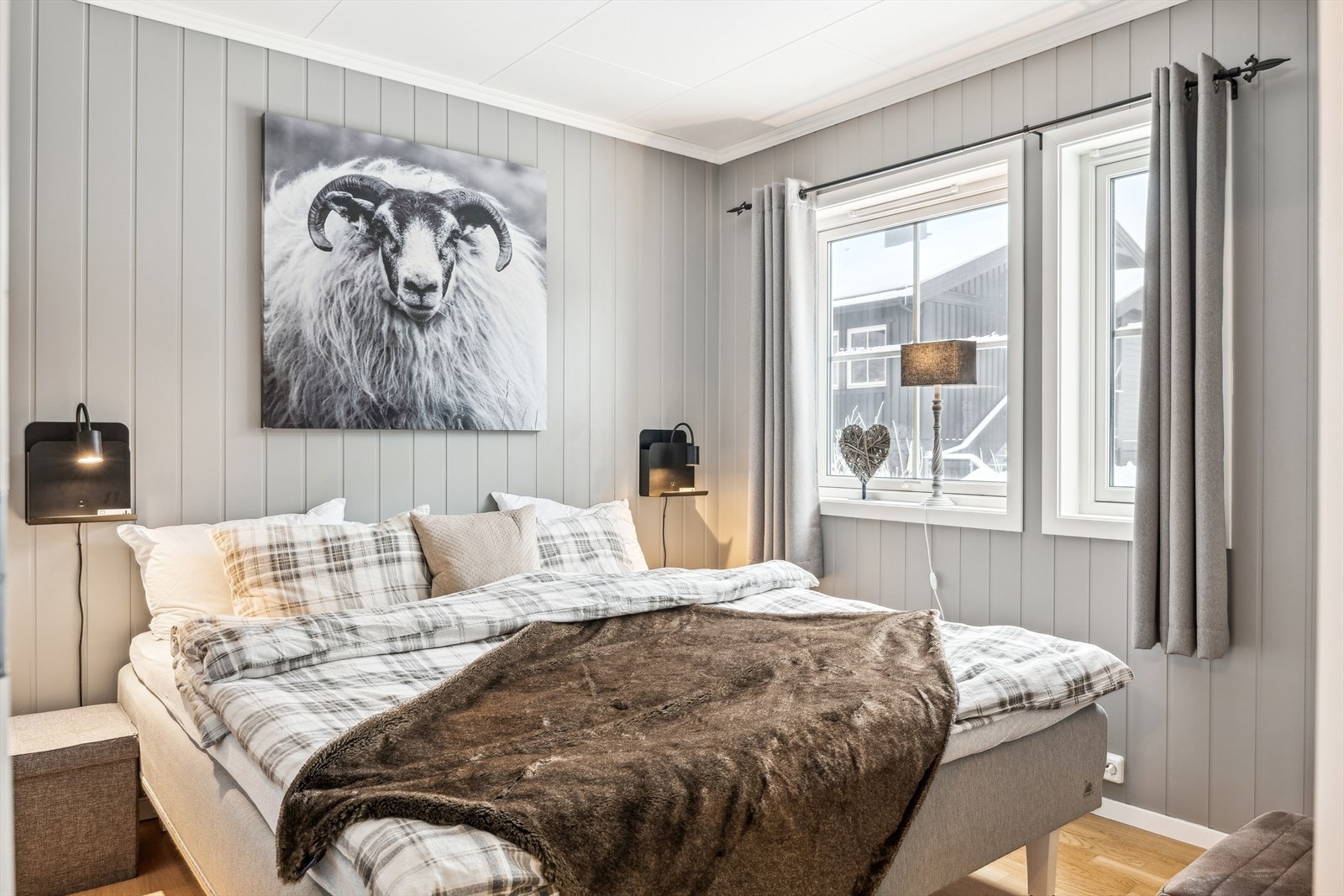 Soverom 1 med god plass til dobbeltseng, garderobeskap og har østvendt vindu med utsyn mot hytteområdet. Galleribilde