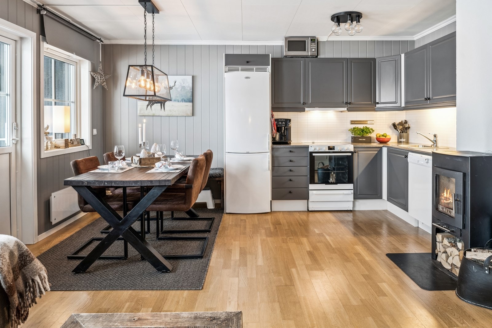 Kjøkkenet har moderne innredning med over- og underskap, med malte profilerte fronter og laminerte skrog. Galleribilde