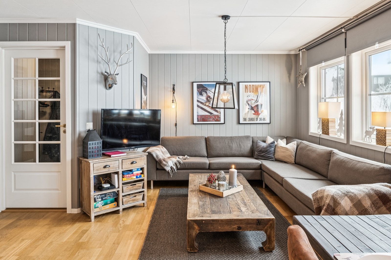 Stuen er i en åpen løsning til kjøkkenet, spiseplassen og gangen til badet og soverommene. Galleribilde