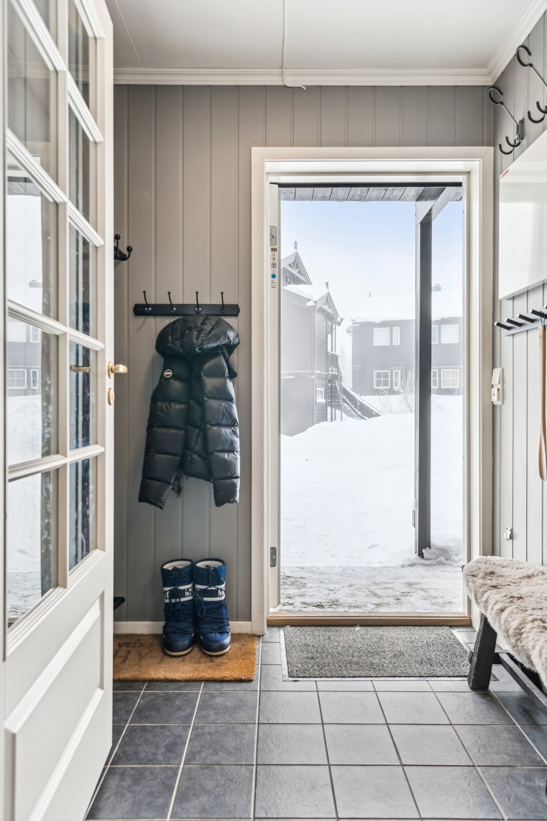 Leiligheten har lett adkomst fra bakkeplan, hvor en ønskes velkommen inn i gangen, med plass til garderobeløsning for klær og sko. Galleribilde