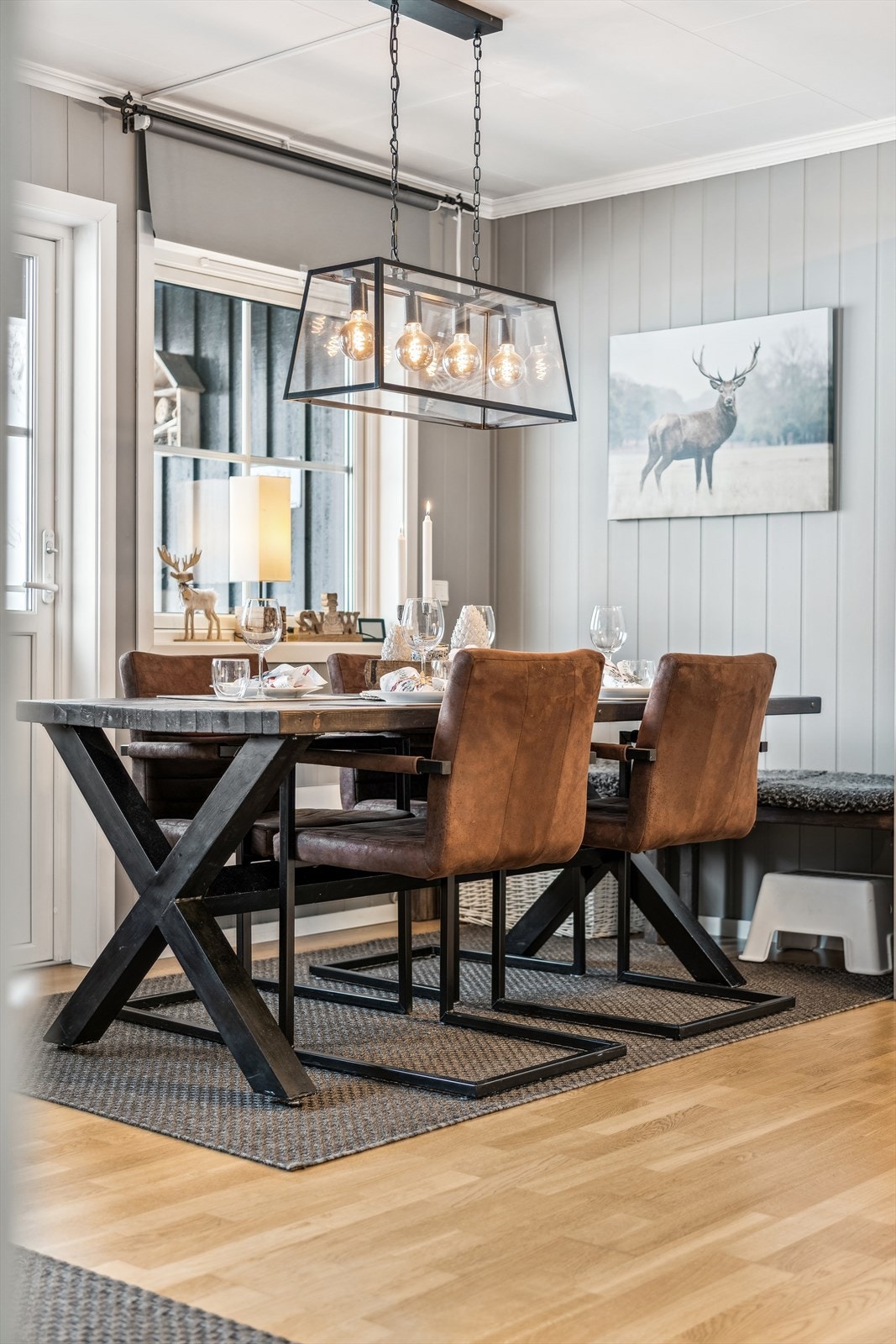 Spiseplassen og kjøkkenet er i en åpen løsning og har utgang til terrassen. Galleribilde