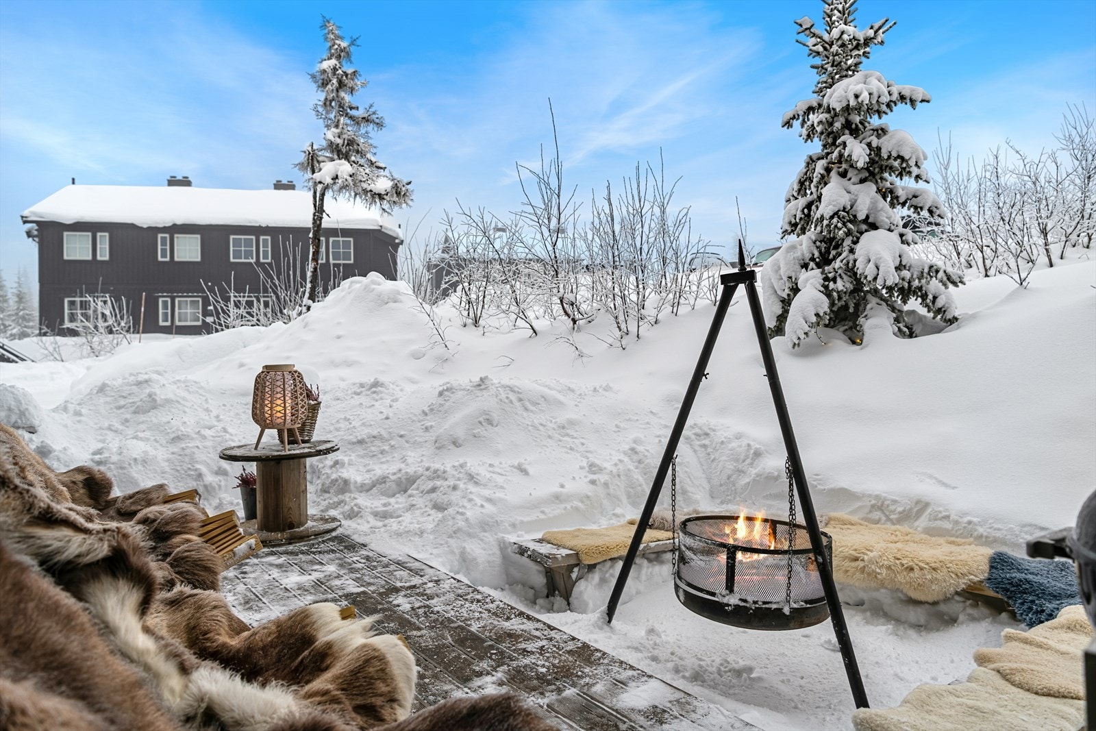 Terrassen er vestvendt med god plass til familie og venner. Her kan du kjøre inn/ut på ski. Galleribilde