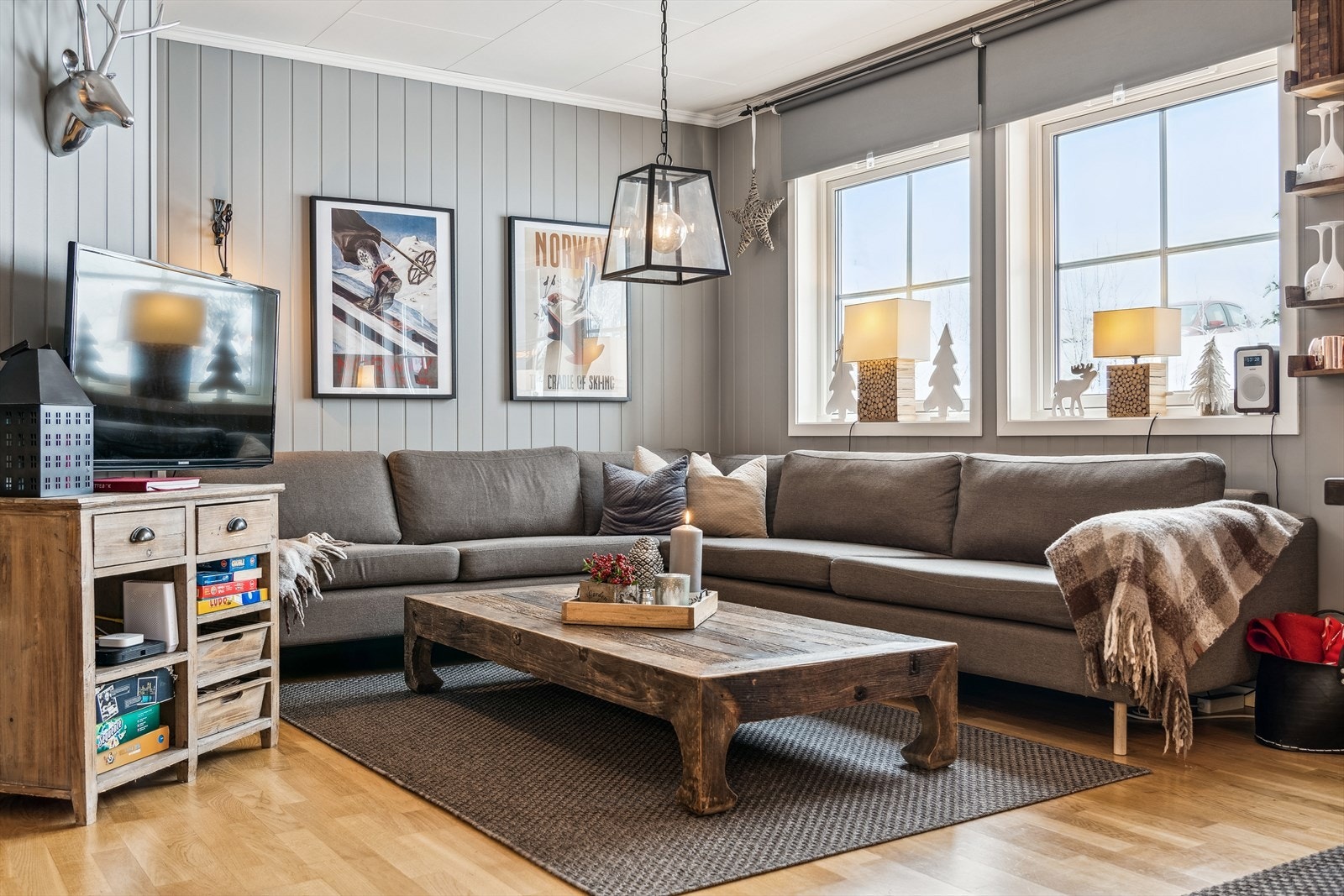 Stuen har store vestvendte vindusflater med lite innsyn og et fint utsyn mot fjellet mellom de øvrige bygningene. Galleribilde