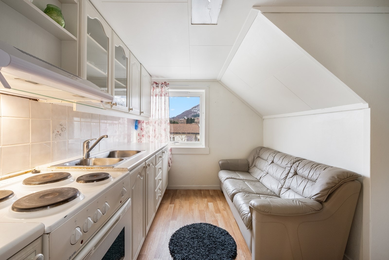 Kjøkken med god benkeplass. Galleribilde