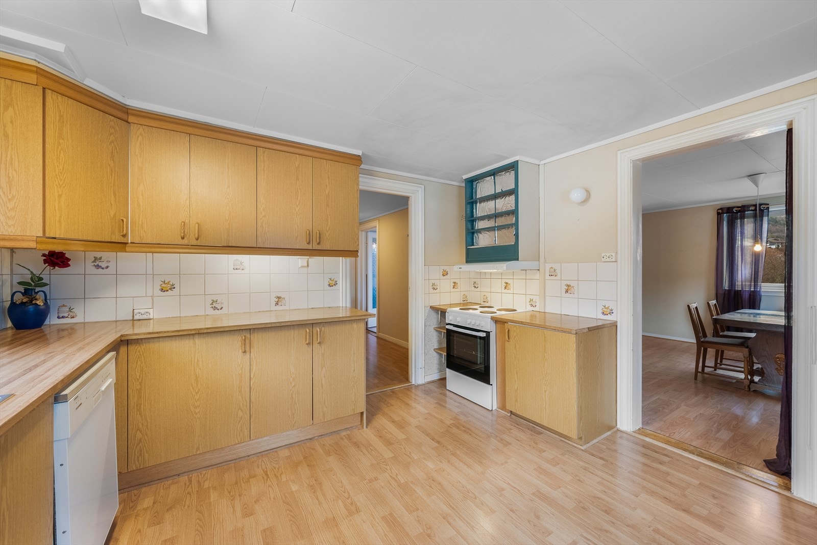 Kjøkken med plass for spisebord. Galleribilde