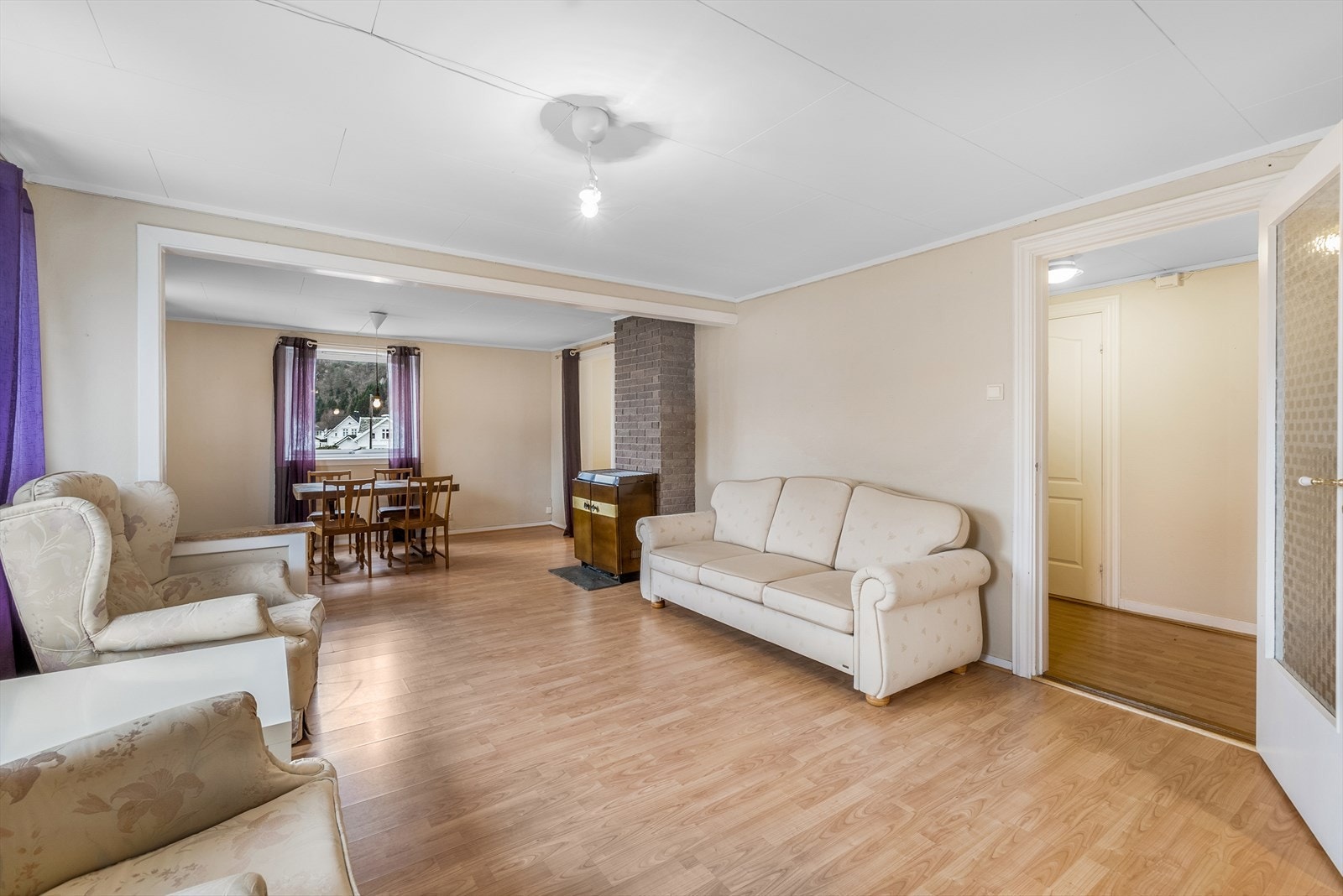 God plass til sittegrupper og spisestue. Galleribilde