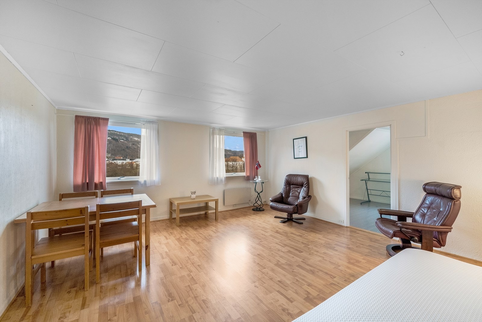 Stor stue med utsikt. Denne del ble innredet i 1990 Galleribilde